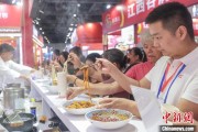 占卜抽签“嗦粉”经济火热 中国多地“食力”出圈