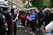 占卜抽签美国多地举行“没有国王”抗议活动
